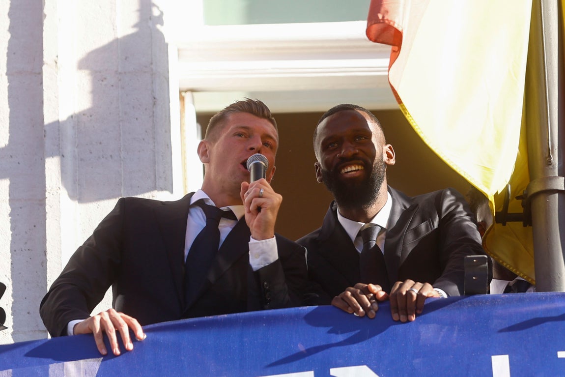Toni Kroos, despidiéndose de la afición madridista desde el balcón de la Real Casa de Correos, en la Puerta del Sol
