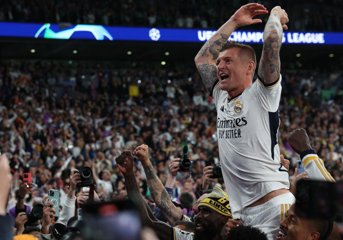 Toni Kroos, a hombros de Rüdiger y Militao durante la celebración de la Champions League