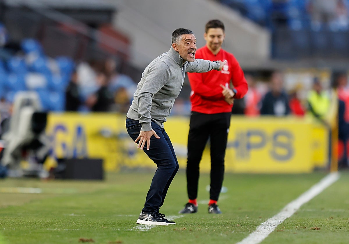 García Pimienta da instrucciones a sus jugadores durante un partido con la UD Las Palmas