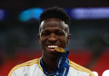 Vinicius muerde su medalla de campeón de Europa