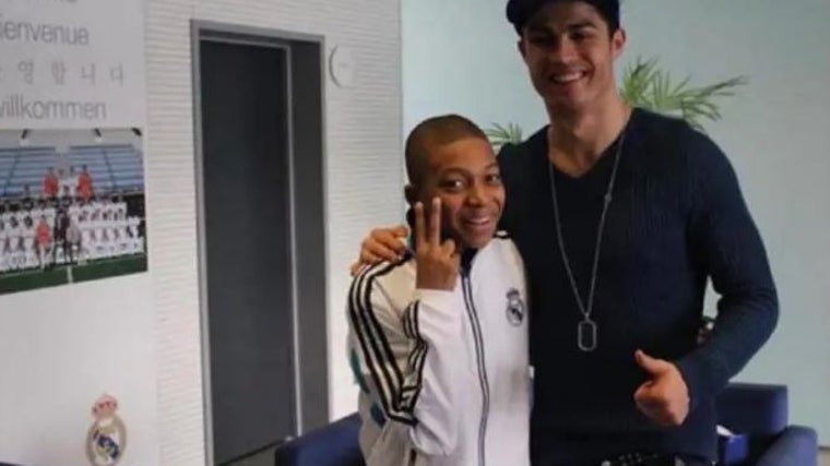 Un jovencísimo Mbappé, con Cristiano Ronaldo