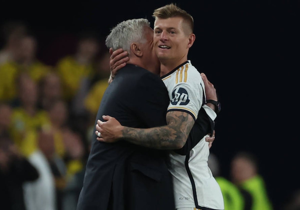 Ancelotti, abrazando a Kroos tras ser cambiado