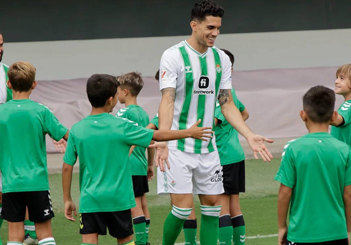 Bartra saluda a unos niños tras ser presentado con el Betis