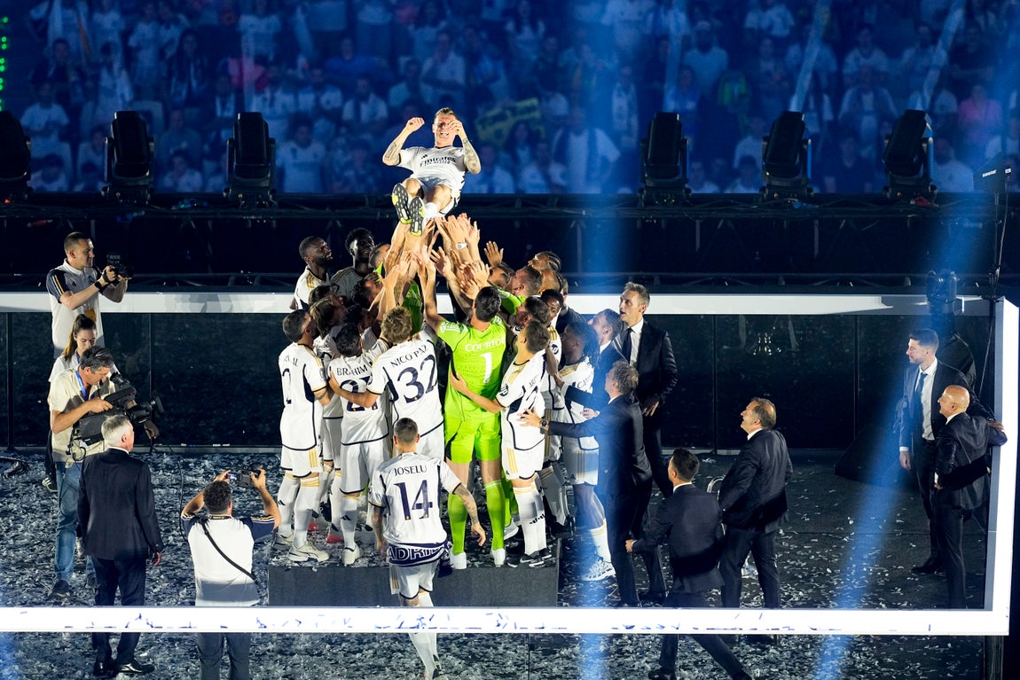 Jugadores del Real Madrid mantean a Toni Kroos durante la celebración del domingo en el Santiago Bernabéu de la 15ª Champions League