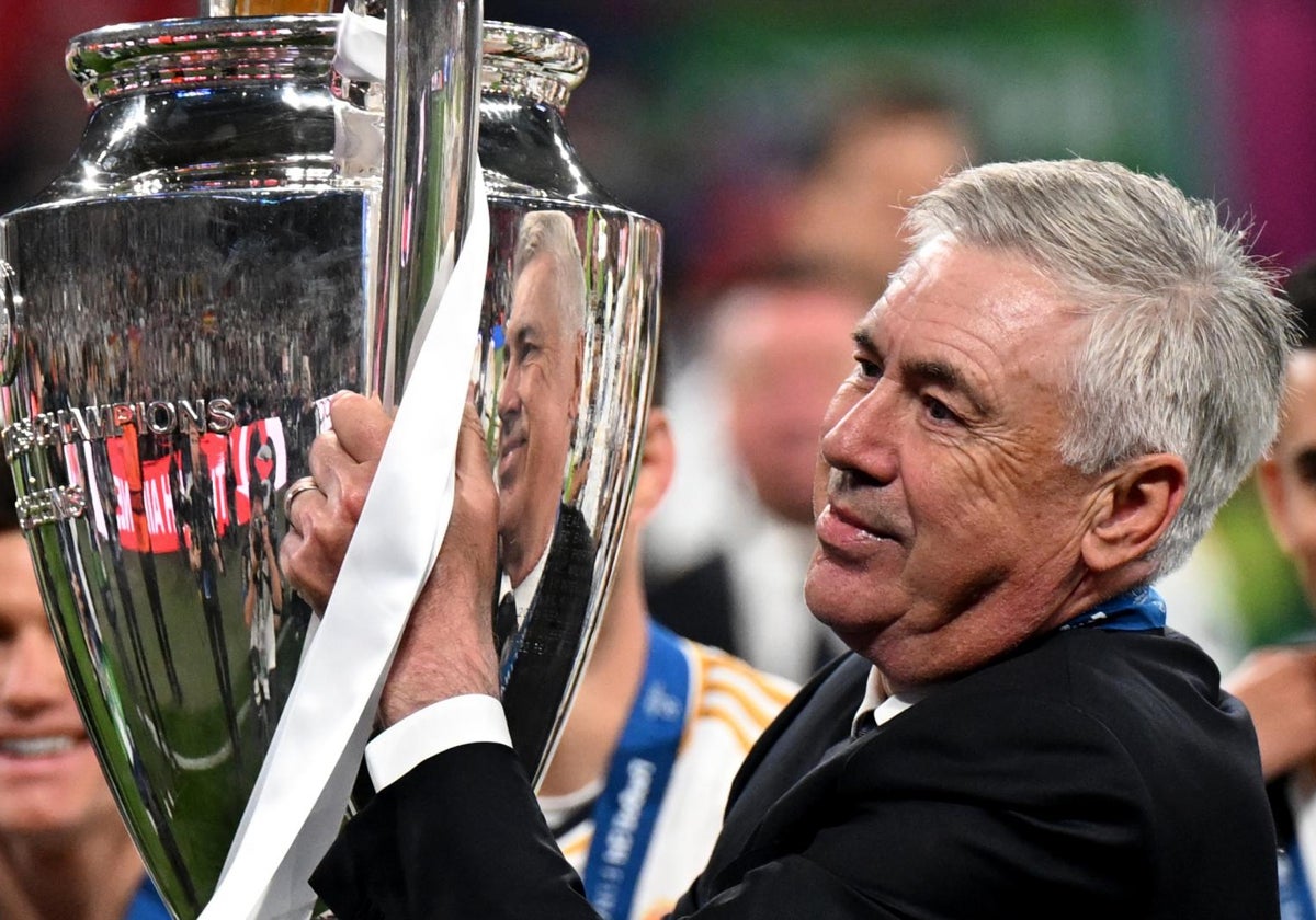Ancelotti levanta la copa conquistada en Wembley