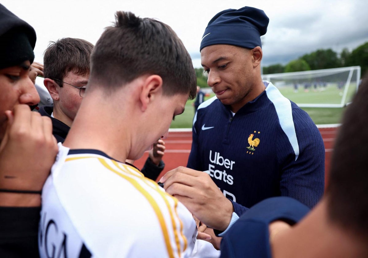 Kyllian Mbappé firma una camiseta del Real Madrid a un aficionado