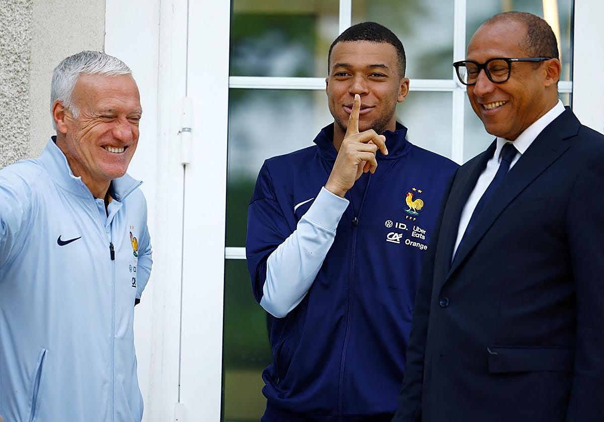 Mbappé, junto a Didier Deschamps y el presidente de la FFF, Pihilippe Diallo