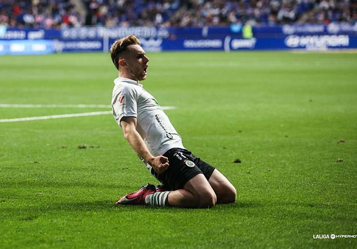 Peque celebrando un gol con el Racing de Santander