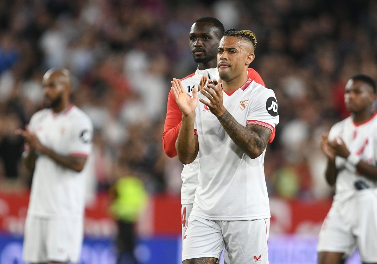 Mariano Díaz saluda a la afición tras el partido ante el Barcelona