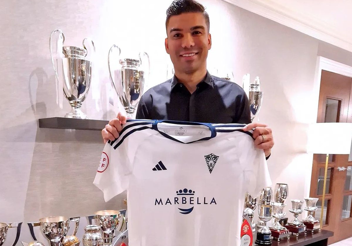 Casemiro posa con la camiseta del Marbella FC