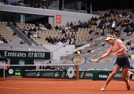 Ellas no aparecen, ellos sufren: la controvertida sesión de noche en Roland Garros