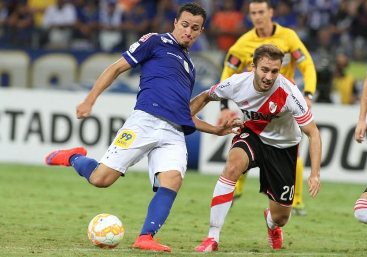 Pezzella disputando un balón en su etapa en River Plate