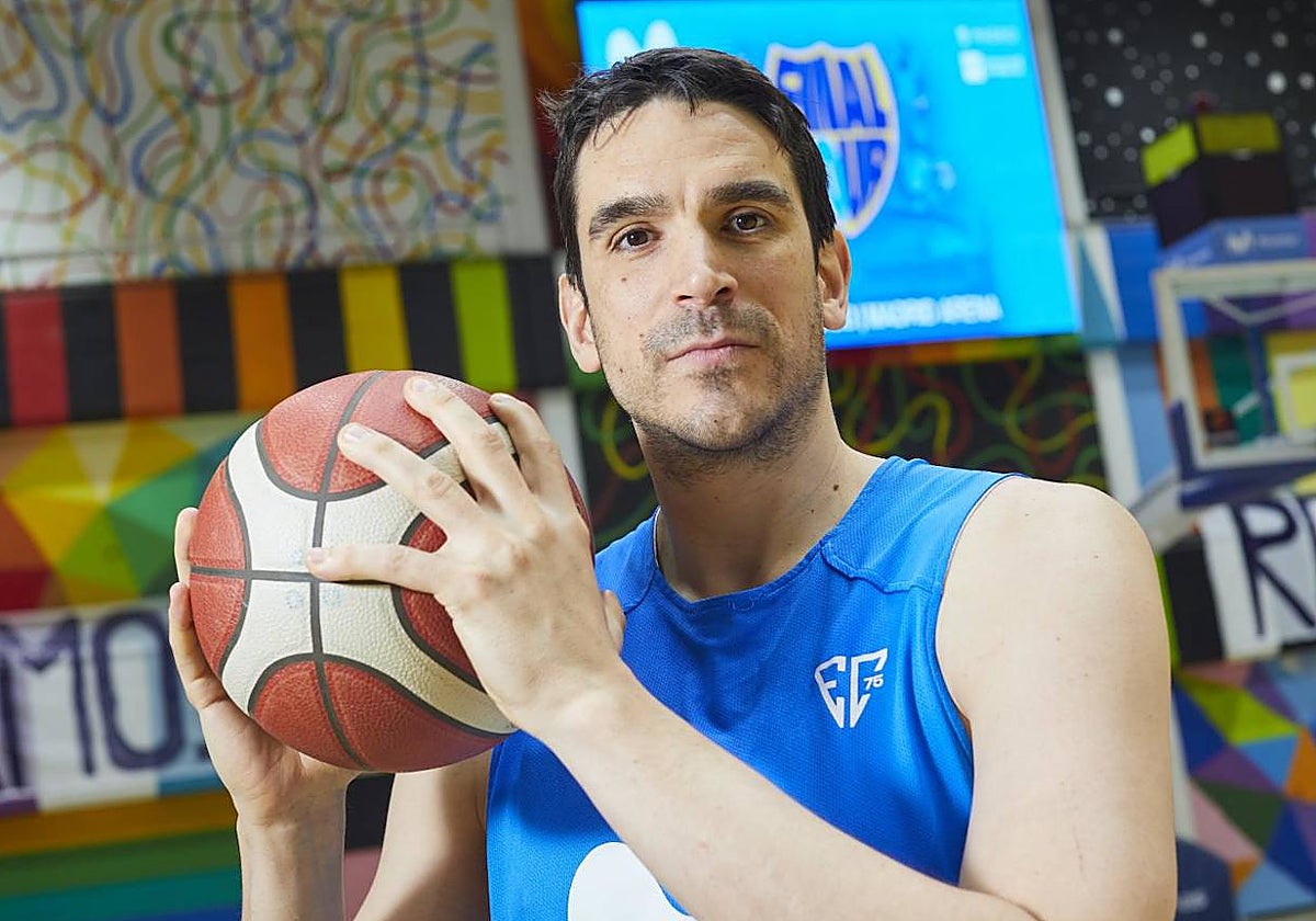 El jugador y capitán de Movistar Estudiantes, Carlos Suárez, posa para ABC en el polideportivo Antonio Magariños