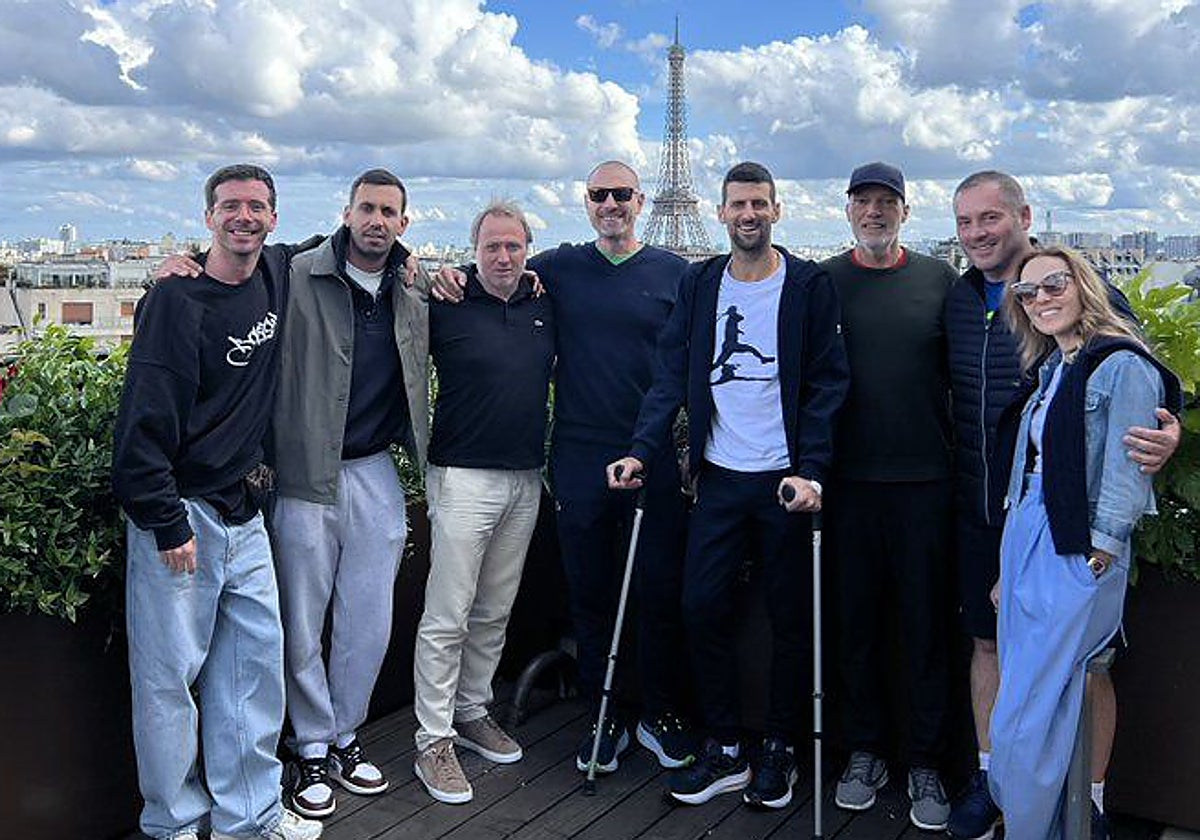 Djokovic, con muletas, con su equipo