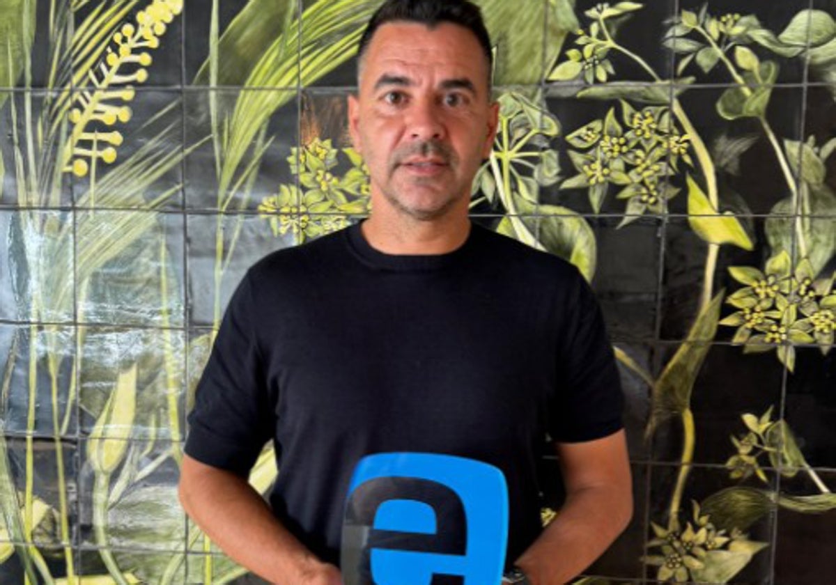 Míchel posa con el premio