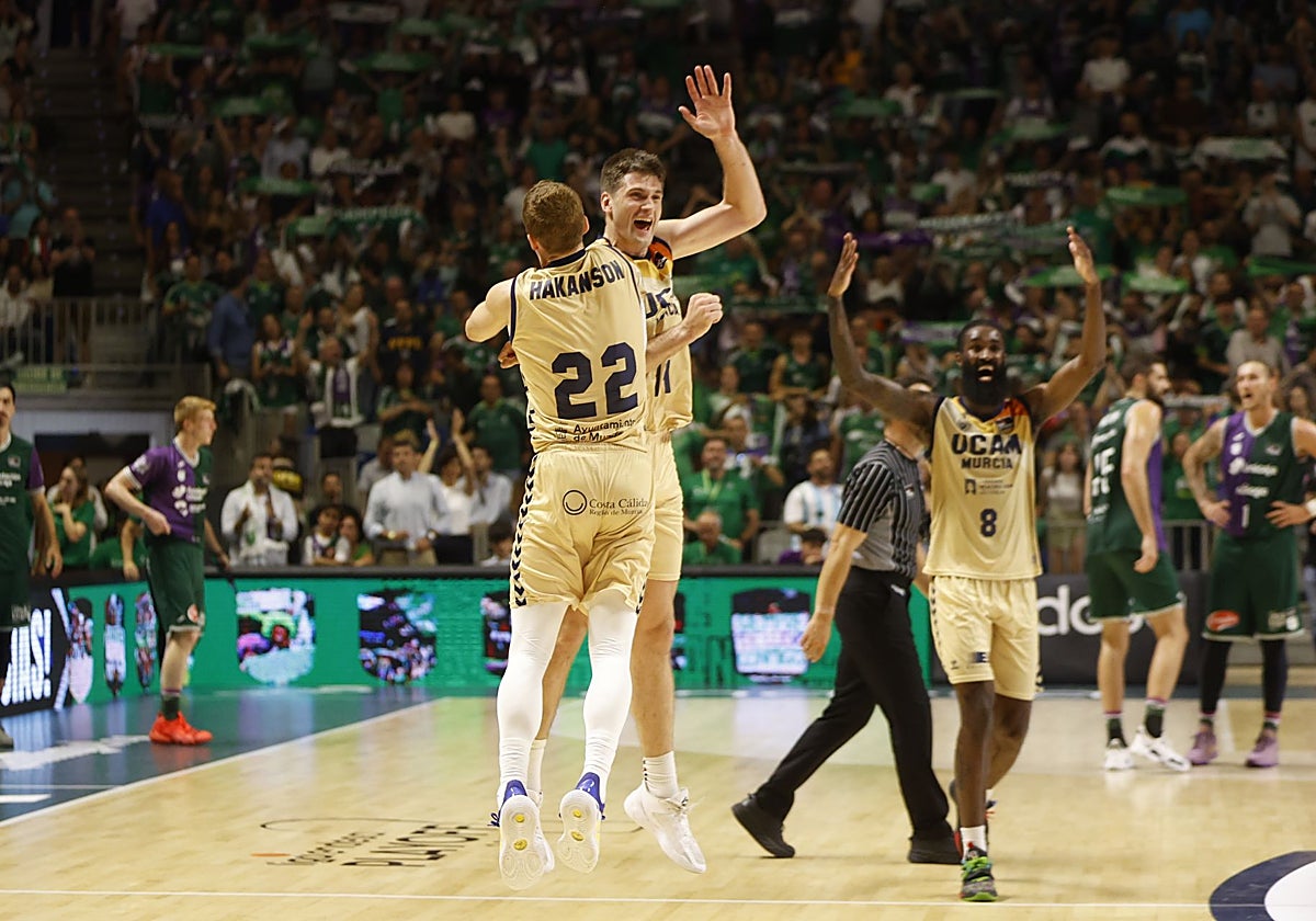 Los jugadores del Murcia celebran su clasificación para la final de la ACB