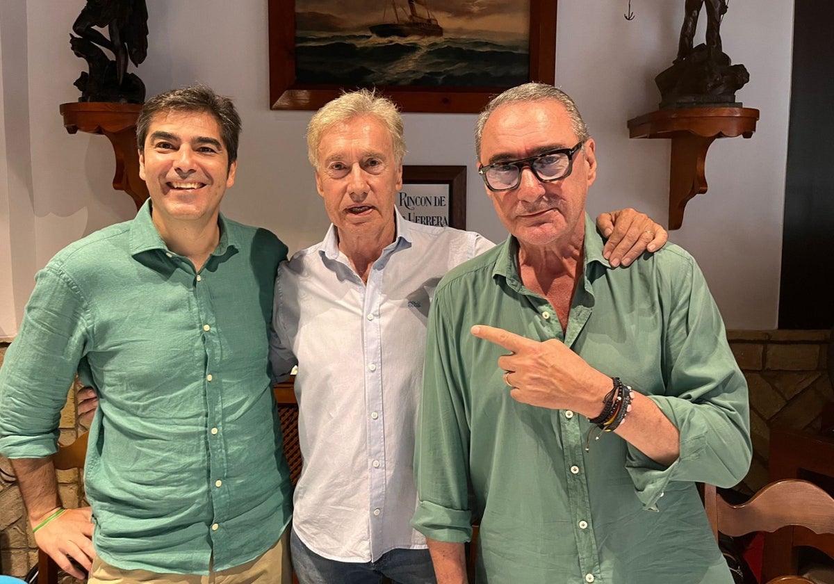 Ángel Haro, Rafael Almansa y Carlos Herrera, en Sanlúcar antes del programa de COPE