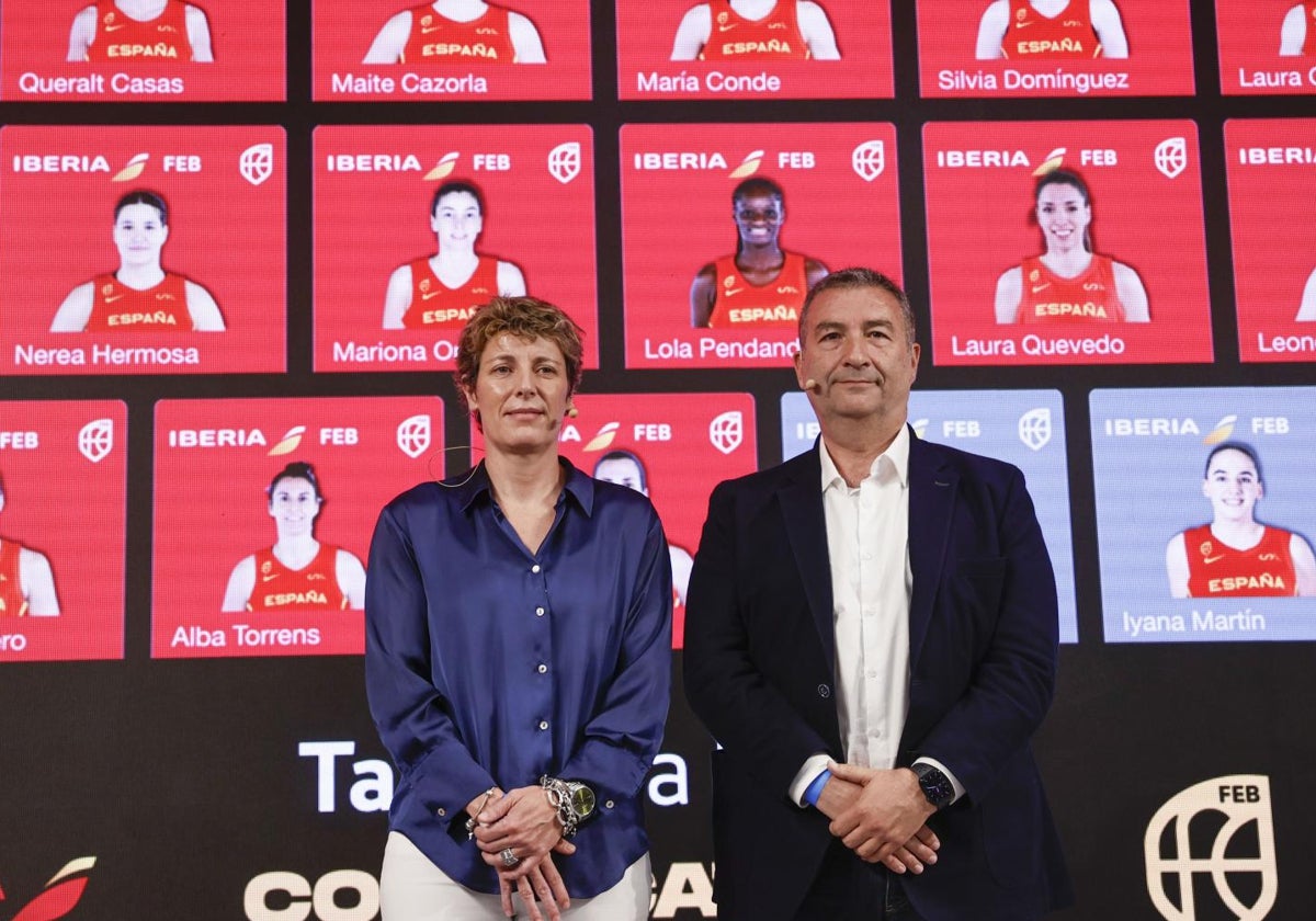 Elisa Aguilar y, presidenta de la Federación Española de Baloncesto, junto a el seleccionador Miguel Méndez