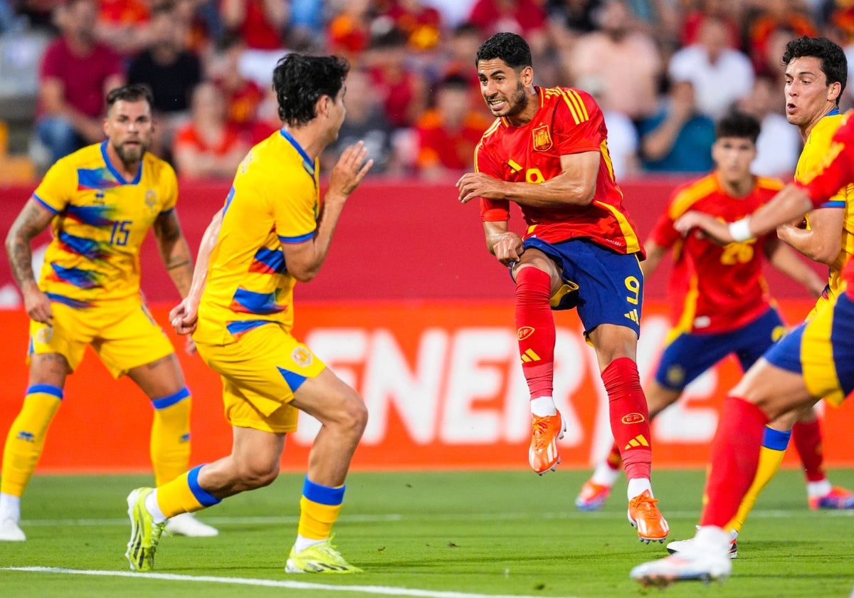 Ayoze, en el momento de disparar a gol en el tanto que le marcó a Andorra en el Nuevo Vivero de Badajoz