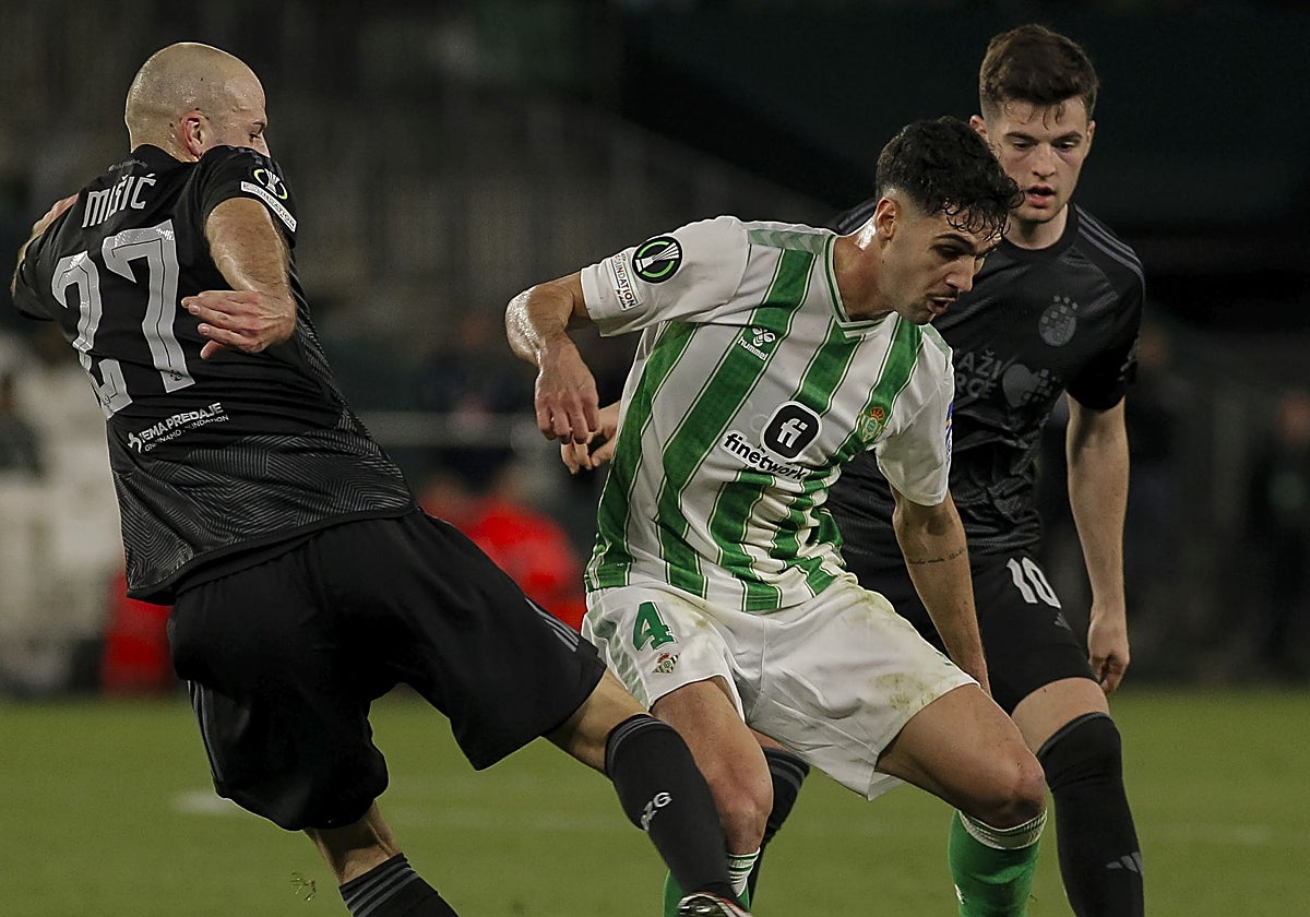 Johnny Cardoso, entre dos jugadores del Dinamo de Zagreb en el choque de ida de dieciseisavos de final de la Conference League