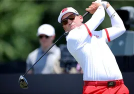 Sergio García del Fireballs Golf Club hace un tiro de salida en el primer hoyo durante la primera ronda del torneo de golf LIV Golf Houston