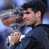 Alcaraz, con el trofeo de Roland Garros