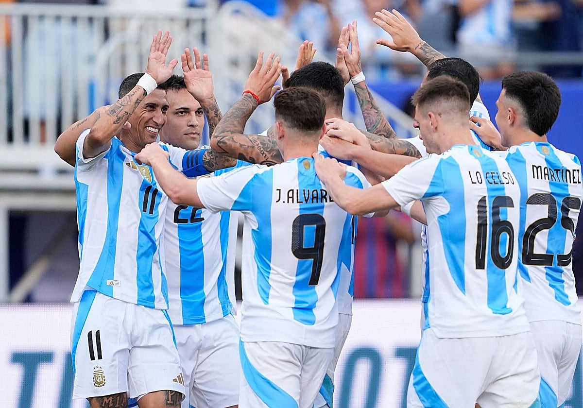 Di María es felicitado tras marcar el gol en el Argentina-Ecuador