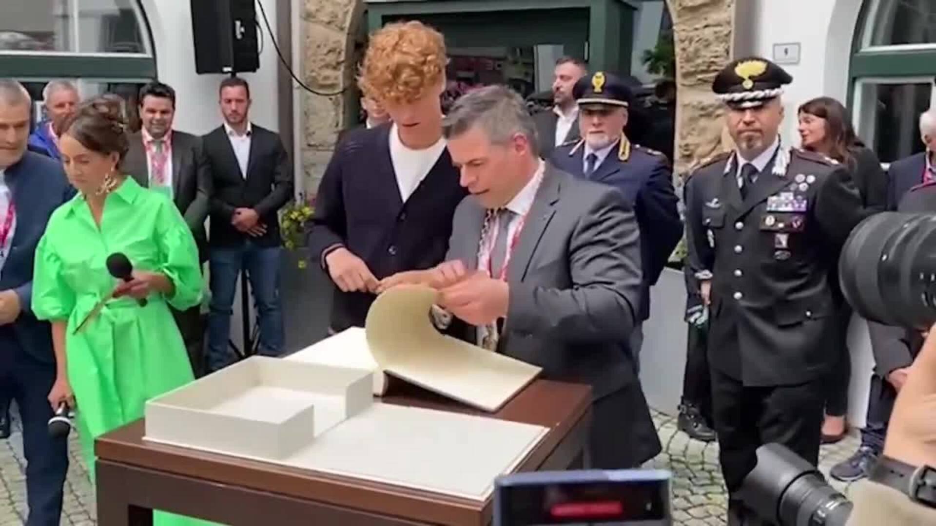 Sinner celebra el número 1 con un baño de masas en Italia