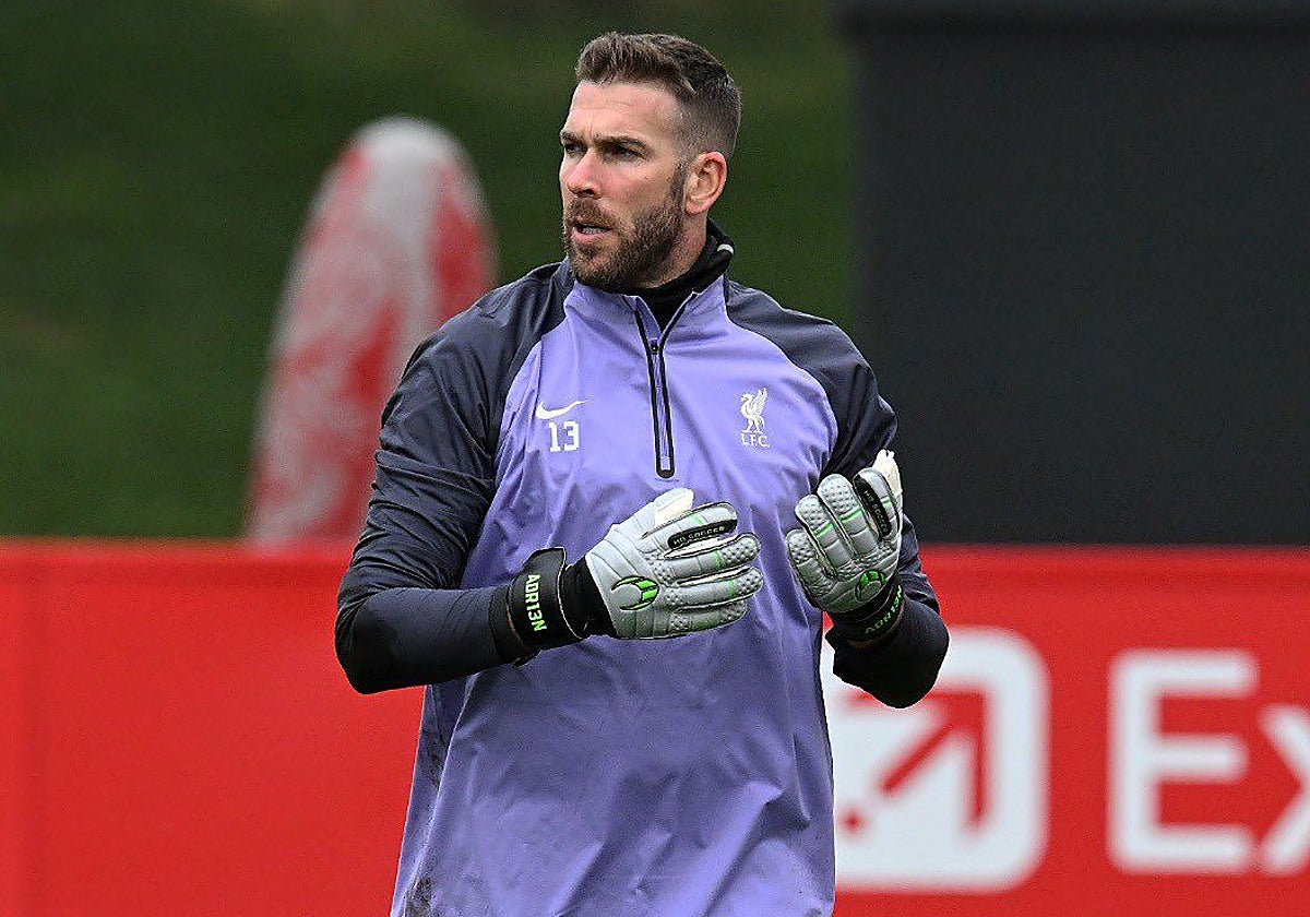Adrián, en un entrenamiento con el Liverpool