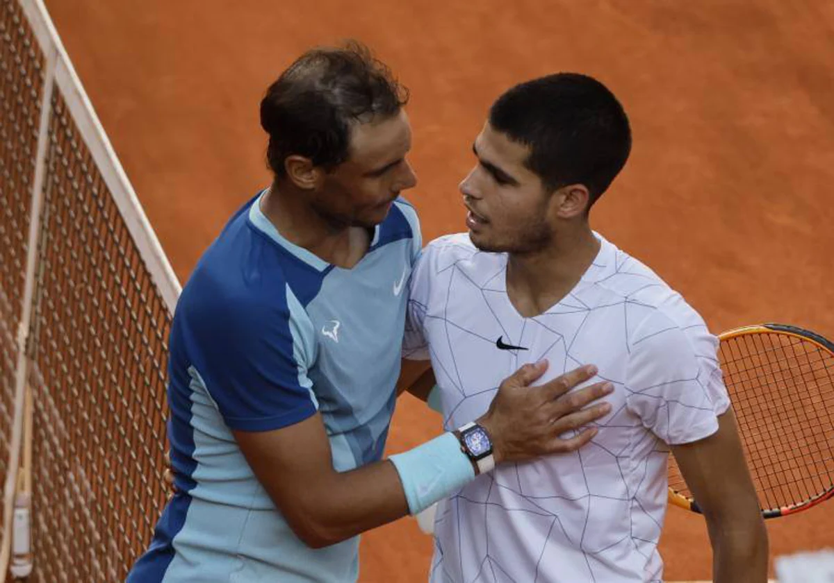 Rafa Nadal saluda a Carlos Alcaraz después del triunfo del murciano en el Mutua Madrid Open de 2022