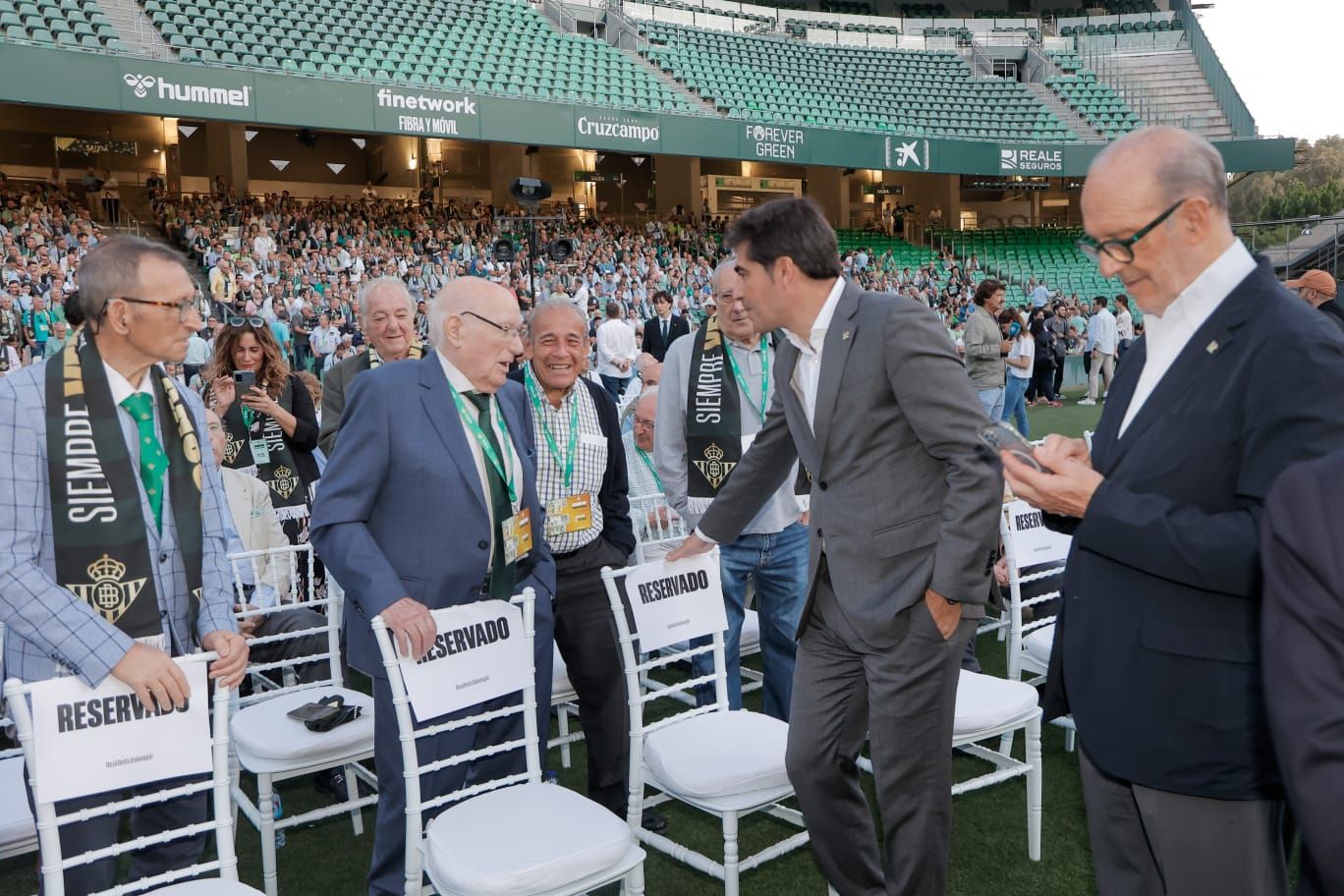 Los socios más antiguos del Betis se reúnen en el Benito Villamarín en el acto 'Siempre Verdiblancos'