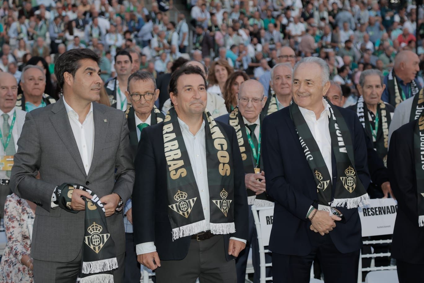 Los socios más antiguos del Betis se reúnen en el Benito Villamarín en el acto 'Siempre Verdiblancos'