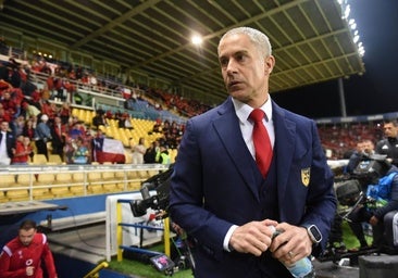 «El fútbol es mágico; puedes aprender tanto de Guardiola como de Lotina»