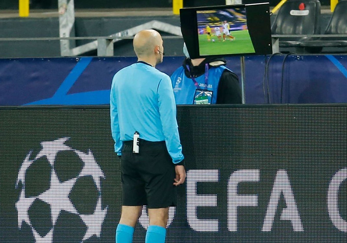Un colegiado analiza una jugada en el monitor del VAR