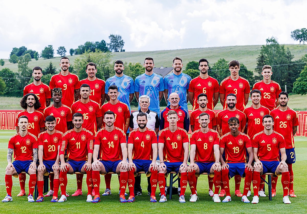 La miembros de la selección españoal de fútbol y el presidente de la RFEF, Pedro Rocha