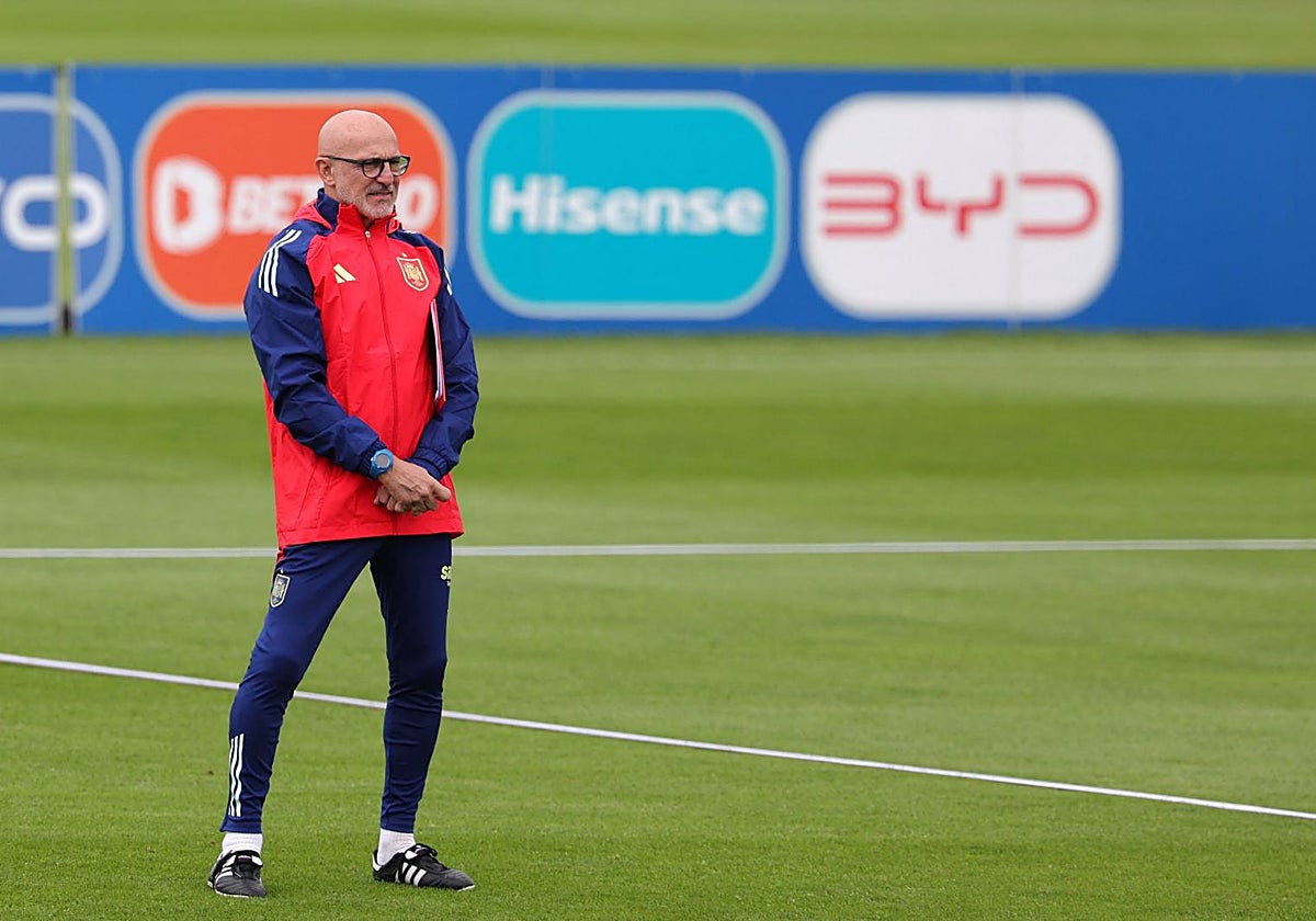 Luis de la Fuente observa un ensayo