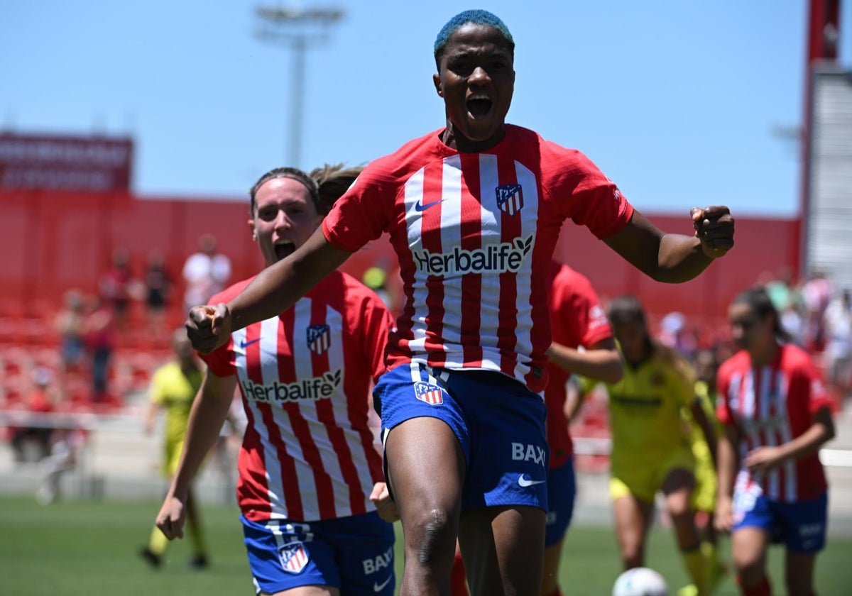 Ajibade celebra el gol con el que el Atlético se clasifica a la Champions League