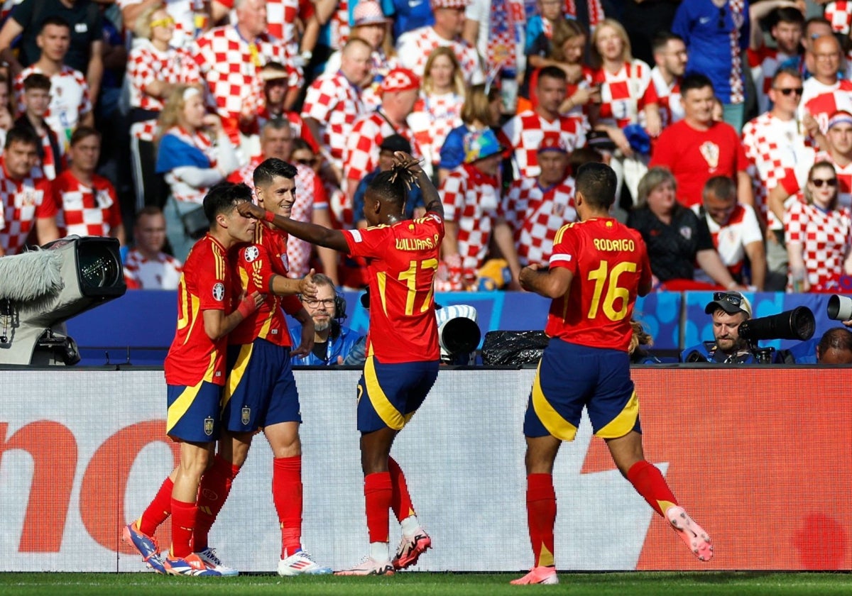 Morata y sus compañeros celebran un gol ante la numerosa afición croata