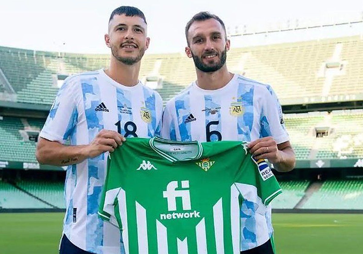 Guido Rodríguez y Pezzella, con las camisetas argentina y del Betis