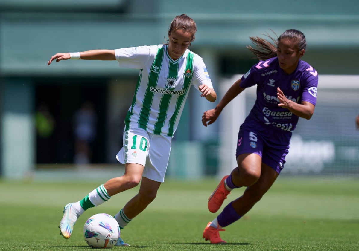 Rosa Márquez conduce la pelota este sábado en la ciudad deportiva Luis del Sol