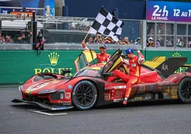 Miguel Molina (con la bandera) y su compañero Nicklas Nielsen, ganador de las 24 horas de Le Mans
