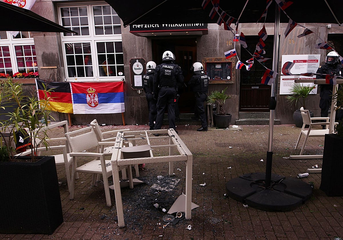 Agentes de la policía alemana en el lugar de la trifulca