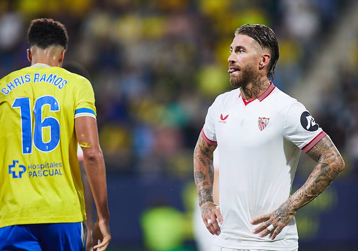Sergio Ramos se lamenta durante el Cádiz - Sevilla de la temporada 23-24