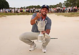 Bryson DeChambeau posa con el trofeo tras ganar el Open USA de Golf