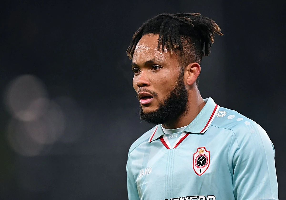 Chidura Ejuke durante un partido como jugador del Royal Amberes