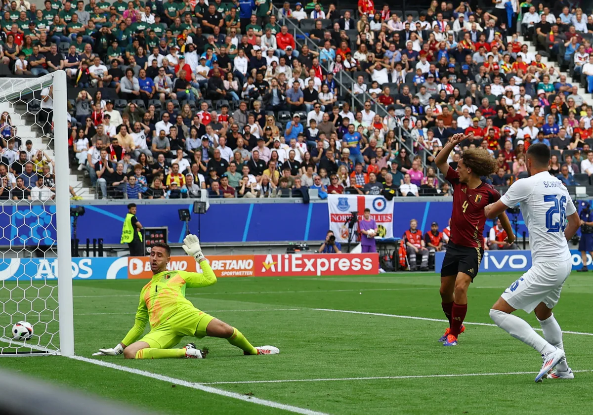 El eslovaco Schranz manda el balón a la portería belga en el gol de su selección