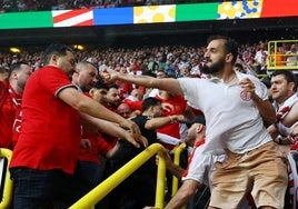 Brutal pelea entre los hinchas de Turquía y Georgia dentro del estadio en Dortmund