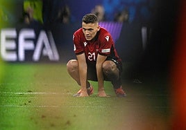 Asllani, símbolo de la multiétnica Albania, de servir mesas a la Eurocopa