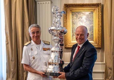 La Jarra de las Cien Guineas se muestra en el Cuartel General de la Armada