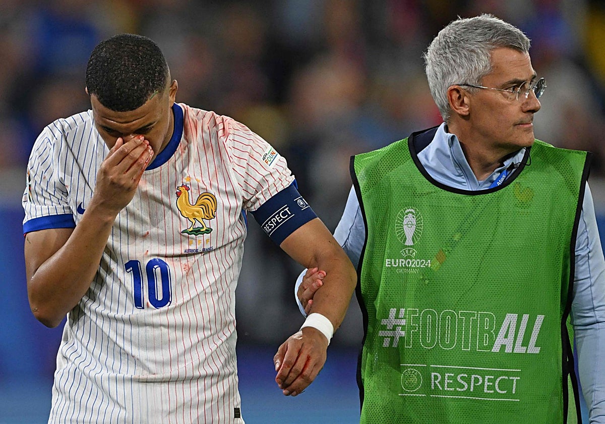 Mbappe no pudo concluir el choque ante Austria tras el impacto en su nariz